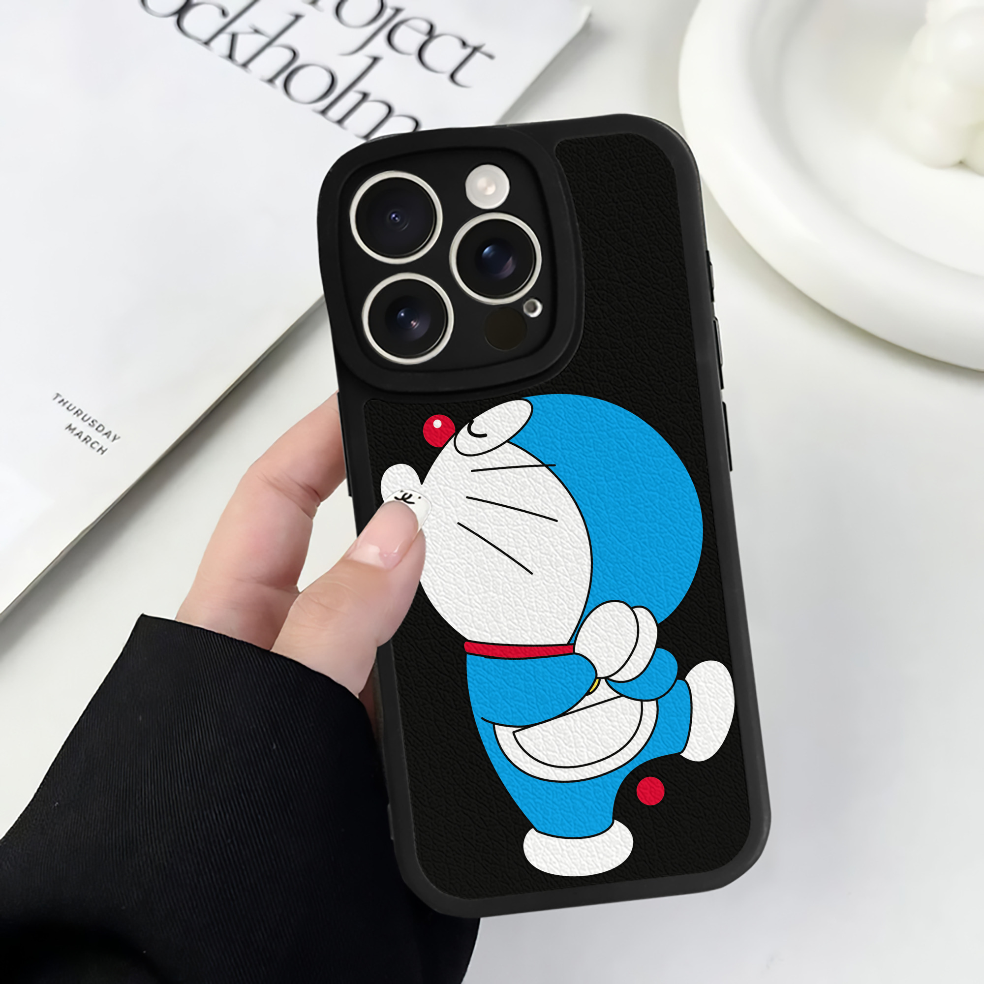 （画像用） ドラえもん Doraemon 【iPhone 16シリーズ対応】シリコンスマホケース（レザー調） 材質：シリコン